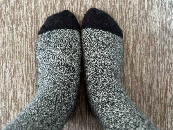 単に重ね履きをするよりも？　警視庁が推奨したやり方に「これはいい！」