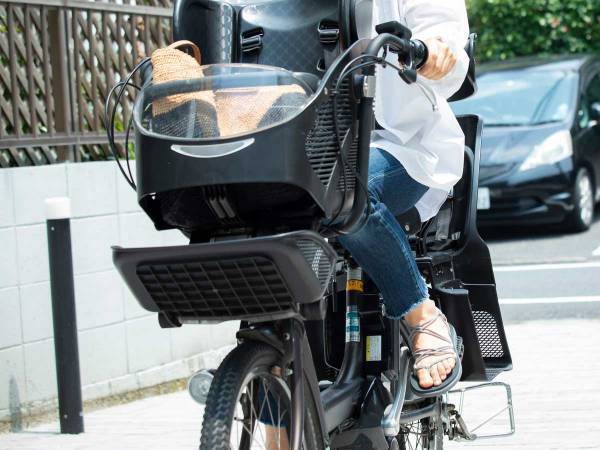 消費者庁が注意喚起する自転車の危険な乗り方に「見ていてヒヤヒヤする」