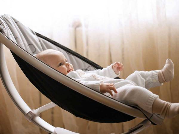 なぜか勝手に揺れ始めた赤ちゃんのバウンサー　下を見ると…？「かわいすぎる！」