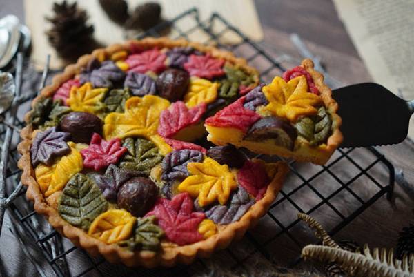 紅葉のタルトに称賛の声　『紅葉型クッキー』の下にあるのは？