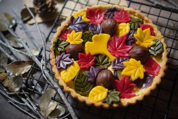 紅葉のタルトに称賛の声　『紅葉型クッキー』の下にあるのは？