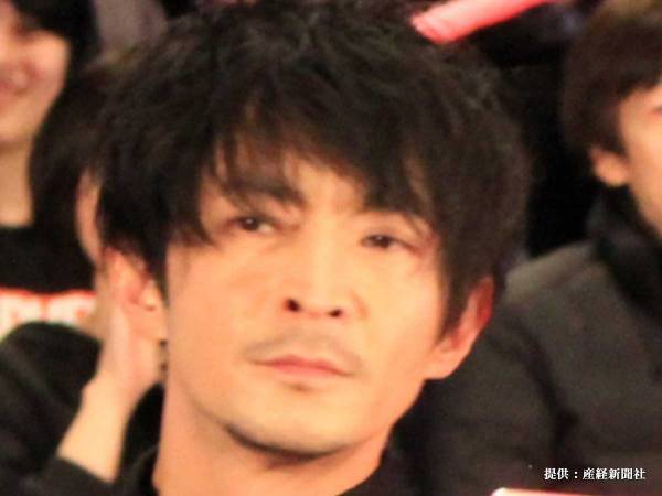 津田健次郎の前を歩いていた女性が突然？　「映画のワンシーンみたい！」