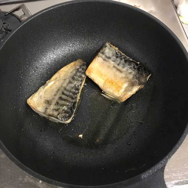 スーパーの安い塩サバ　焼く時に『ひと手間』加えると？　「突然オシャレに」
