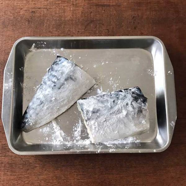 スーパーの安い塩サバ　焼く時に『ひと手間』加えると？　「突然オシャレに」