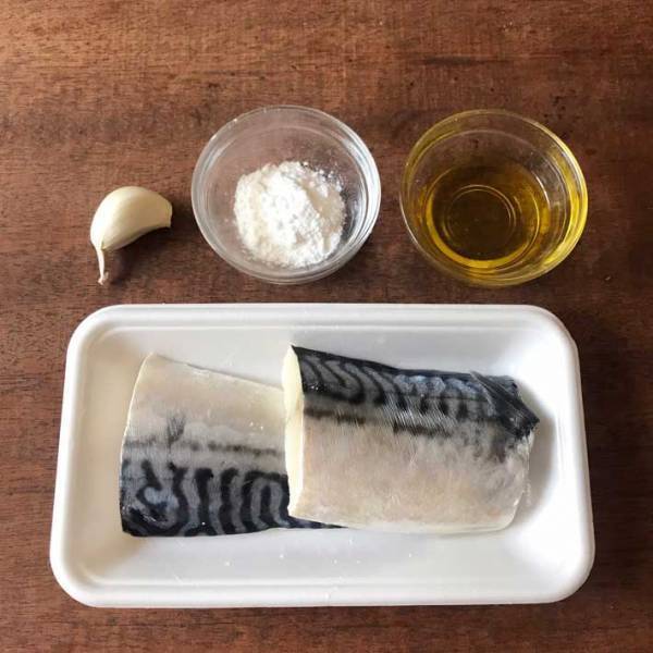 スーパーの安い塩サバ　焼く時に『ひと手間』加えると？　「突然オシャレに」