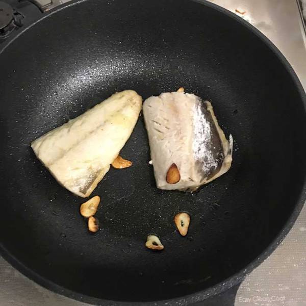 スーパーの安い塩サバ　焼く時に『ひと手間』加えると？　「突然オシャレに」