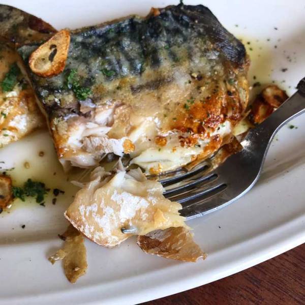 スーパーの安い塩サバ　焼く時に『ひと手間』加えると？　「突然オシャレに」