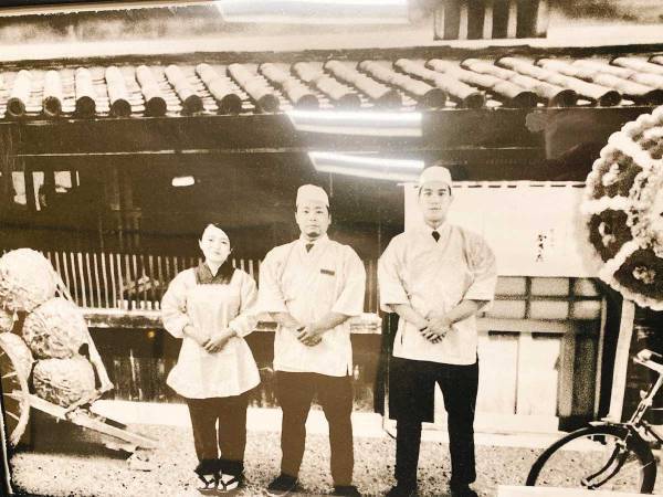 老舗感がある、すし店創業時の写真　よく見ると「めちゃくちゃ笑った！」