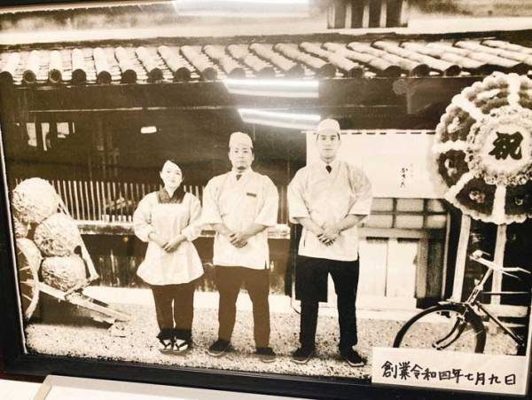 老舗感がある、すし店創業時の写真　よく見ると「めちゃくちゃ笑った！」
