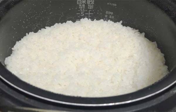 身近な調味料３つ　研いだ米に入れると、ワンランク上の味になった！