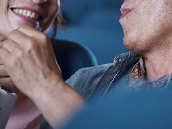 上映中うるさかった老夫婦に注意　近くにいた男性の言葉に「スカッとした！」