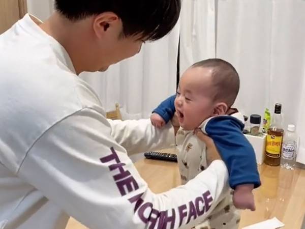 「生後初めての共同作業」　赤ちゃんの足がぬいぐるみに触れると？