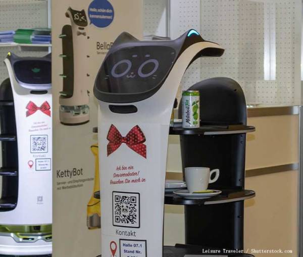 ファミレスの配膳ロボット、猫以外なら何がいい？　発想に「天才現る」