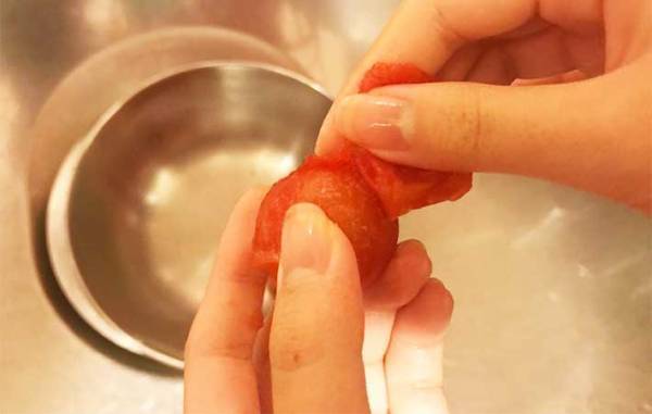 スープにもすぐに使える！　ミニトマトの皮むきがあっという間にできる方法