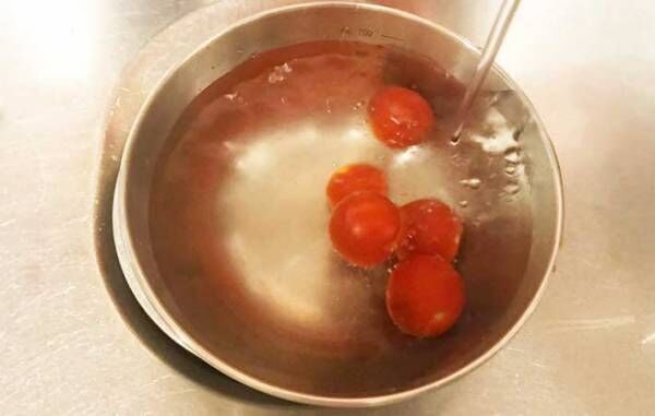スープにもすぐに使える！　ミニトマトの皮むきがあっという間にできる方法
