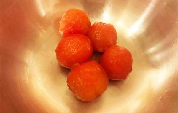 スープにもすぐに使える！　ミニトマトの皮むきがあっという間にできる方法
