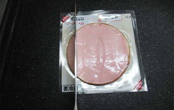 ハムを切る時どうしてる？　洗い物なしでカットする方法に、目からウロコ！