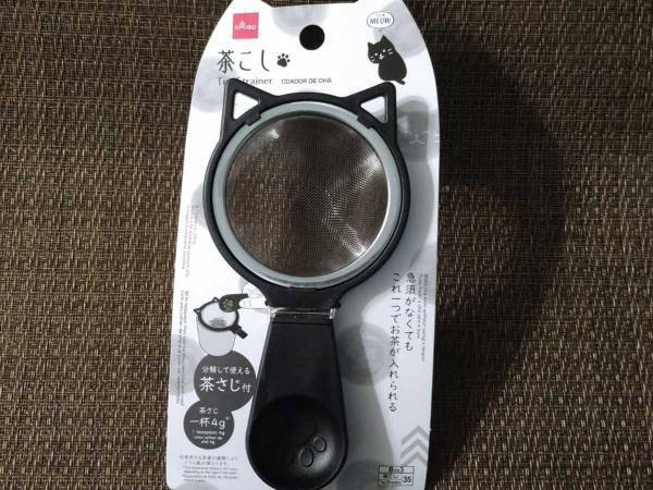 肉球と耳がかわいい！　ダイソーの『茶こし MEOW』は、急須いらず！