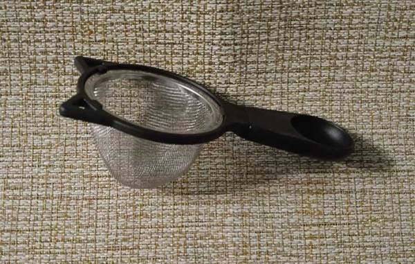 肉球と耳がかわいい！　ダイソーの『茶こし MEOW』は、急須いらず！