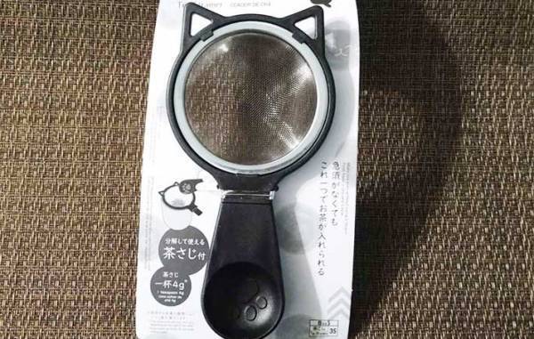 肉球と耳がかわいい！　ダイソーの『茶こし MEOW』は、急須いらず！