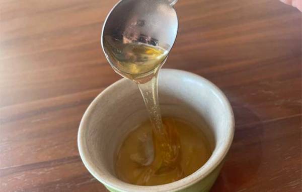 白く固まったハチミツは使いにくい…　カチカチになるのを防ぐ方法があった！