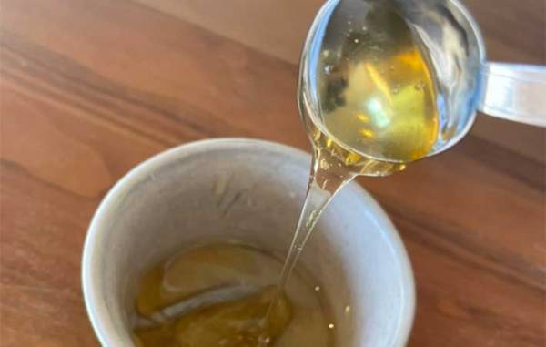 白く固まったハチミツは使いにくい…　カチカチになるのを防ぐ方法があった！