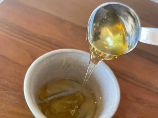 白く固まったハチミツは使いにくい…　カチカチになるのを防ぐ方法があった！