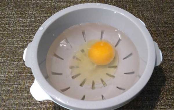 電子レンジで簡単！　ダイソーの『半熟たまご風』で、とろ～り卵が作れちゃう！