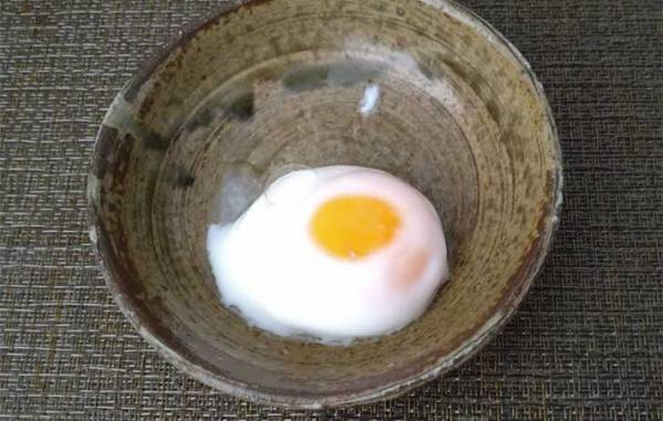 電子レンジで簡単！　ダイソーの『半熟たまご風』で、とろ～り卵が作れちゃう！