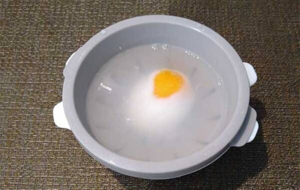 電子レンジで簡単！　ダイソーの『半熟たまご風』で、とろ～り卵が作れちゃう！