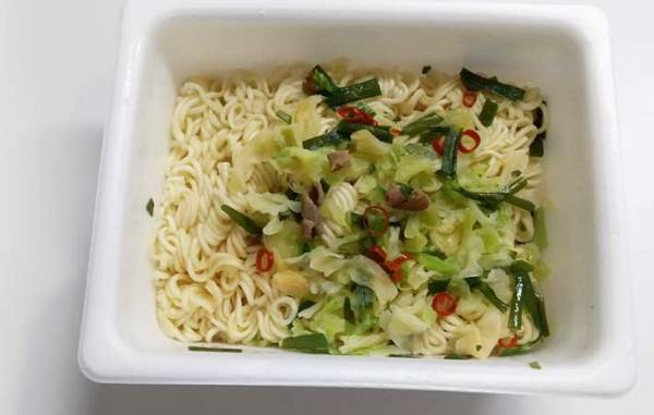 寒い季節にピッタリ！？　『ペヤング 九州もつ鍋風やきそば』を食べてみた