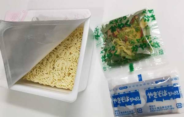 寒い季節にピッタリ！？　『ペヤング 九州もつ鍋風やきそば』を食べてみた