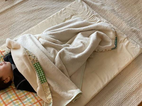 「寝ちゃったね…」　３匹の犬が取り囲んでいたのは？