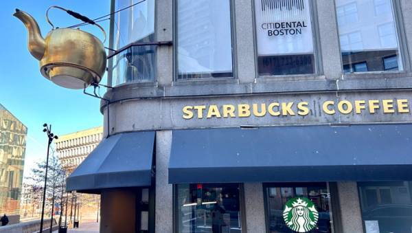 アメリカのスタバに飾られているオブジェ　日本人は『アレ』にしか見えない