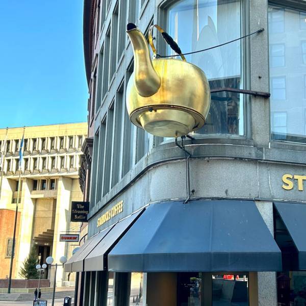 アメリカのスタバに飾られているオブジェ　日本人は『アレ』にしか見えない