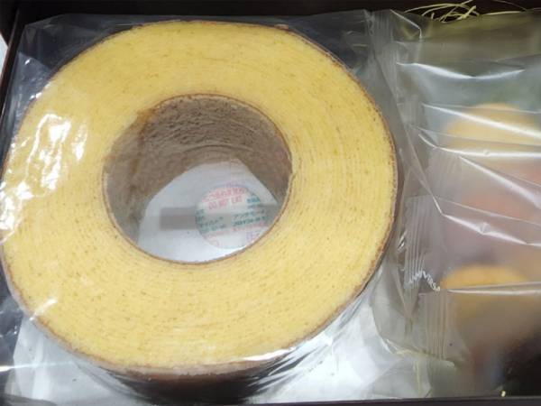 突然届いた荷物　お菓子と一緒に入っていたものに、涙腺崩壊