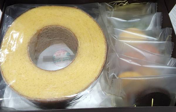 突然届いた荷物　お菓子と一緒に入っていたものに、涙腺崩壊