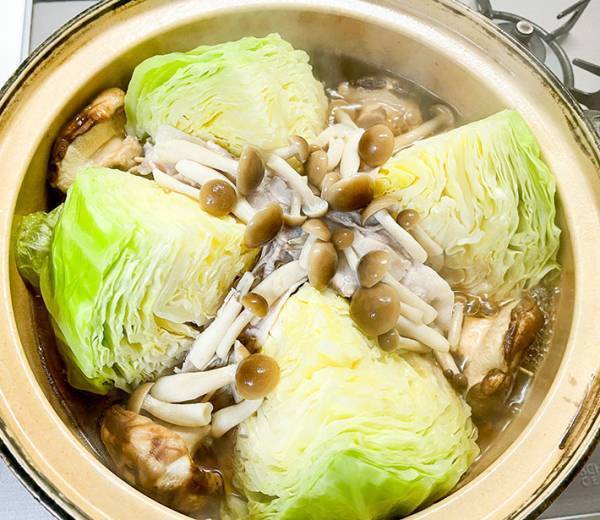 キャベツを４等分にして入れるだけ？　手抜きなのに超おいしい鍋のレシピとは