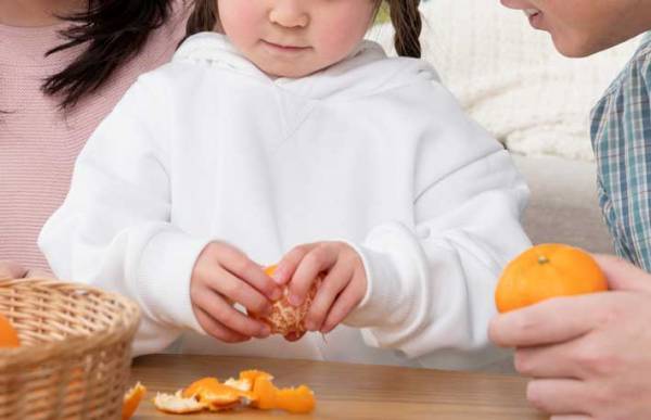 ミカンの食べ方がワイルドすぎる１歳児　母親が一緒に皮を剥こうとすると？