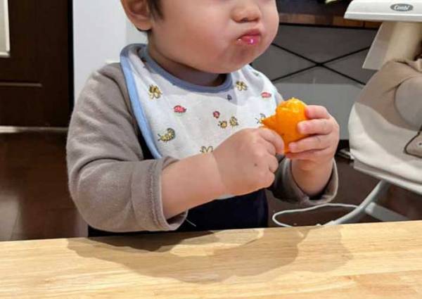 ミカンの食べ方がワイルドすぎる１歳児　母親が一緒に皮を剥こうとすると？