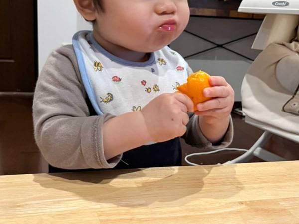 ミカンの食べ方がワイルドすぎる１歳児　母親が一緒に皮を剥こうとすると？