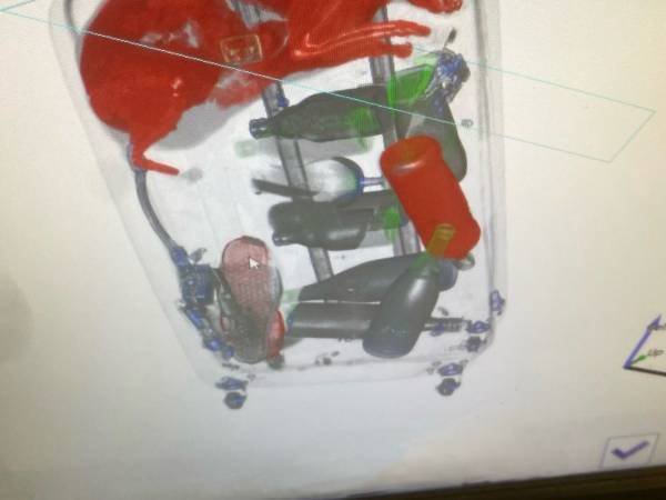 こんなにハッキリと写るなんて！　空港のX線検査で見つかったものにびっくり