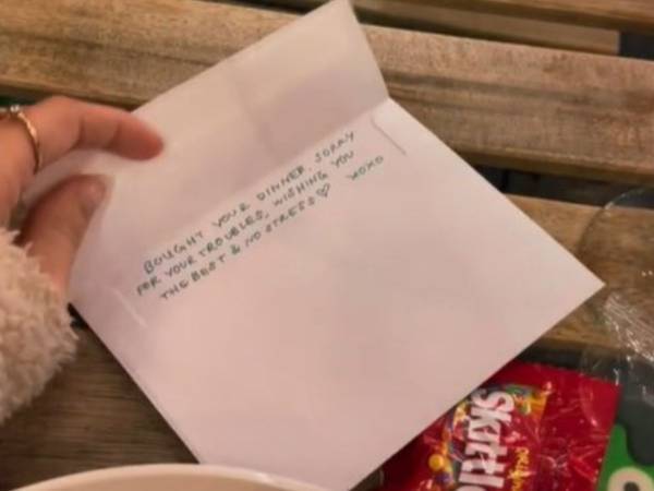 レストランで食事中に泣き出した女性　それを見ていた隣の席の女性たちが…？