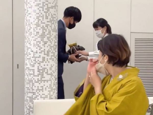 結婚式で司会者に呼ばれ、爆笑された男性　そのワケは？