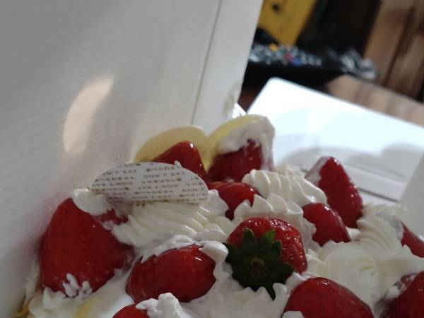 持ち帰りの激しさに負けた『バースデーケーキ』　見た目に夫が笑ってしまう