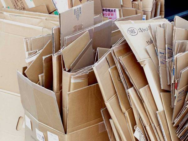 資源ゴミの日、段ボールの間に突っ込まれていたのは？　「こりゃ厳しい」「マナー最悪」