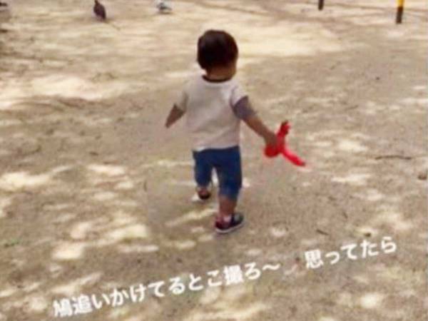 驚いているのかと思いきや…？　全力で喜びを表現する息子の動きに、思わずズッコケる