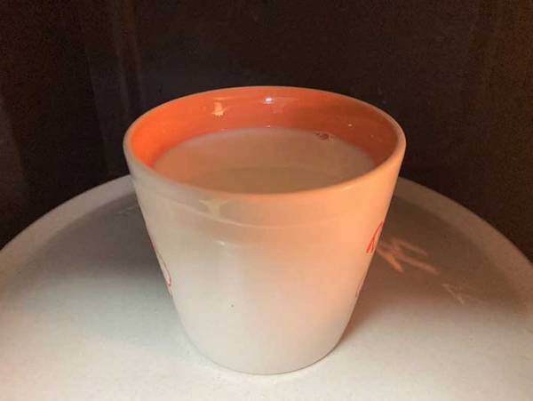 「ホットミルクの膜が苦手…」　そんな時、ひと工夫してから温めると？