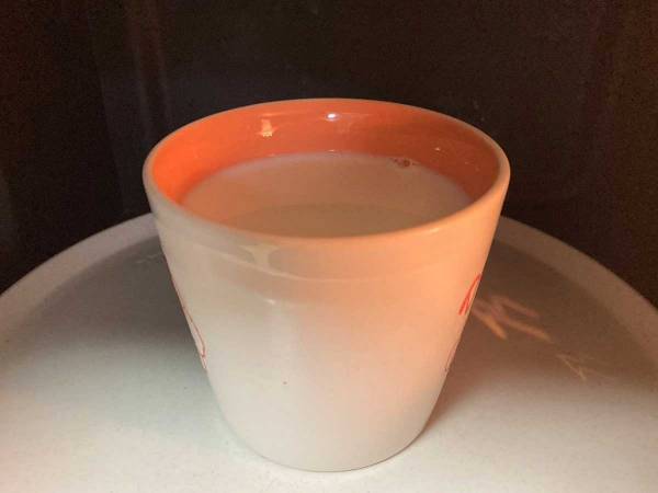 「ホットミルクの膜が苦手…」　そんな時、ひと工夫してから温めると？