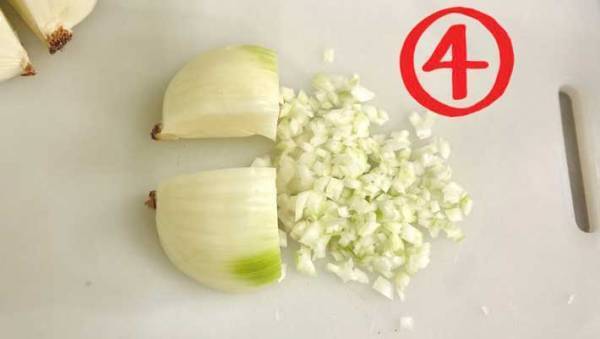 タマネギのみじん切りの「ラクなやり方」に反響　「時短になる」「真似しよう」